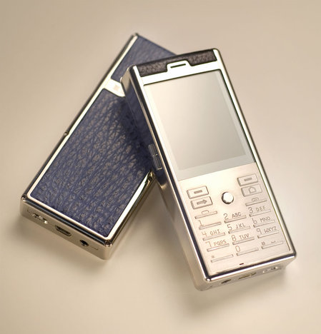 bellperre_croc_phone.jpg