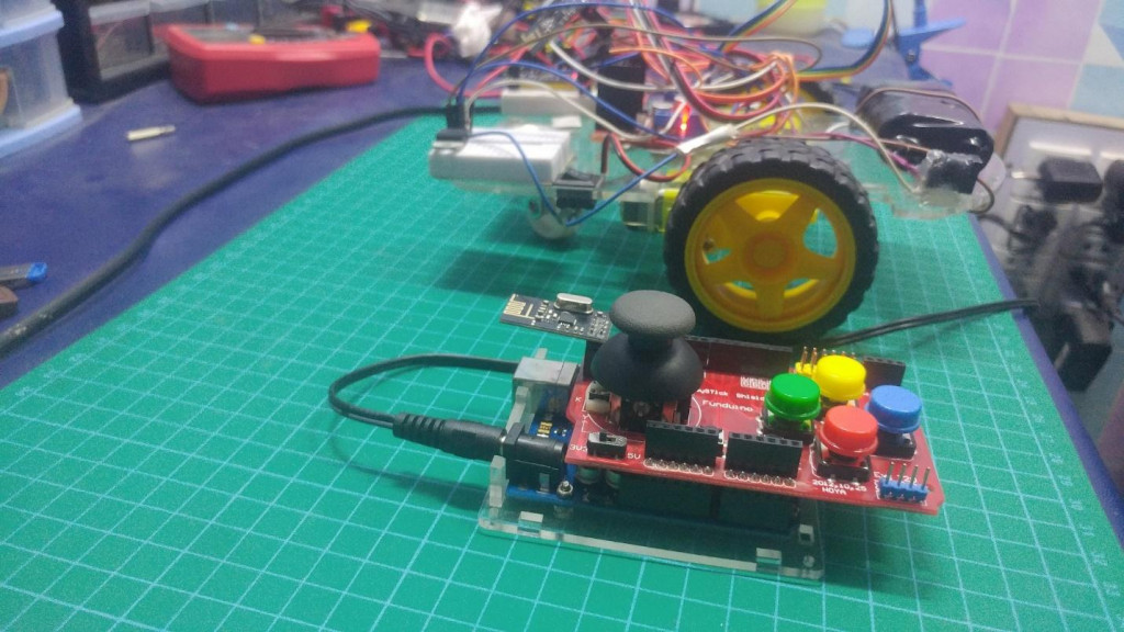 Funduino (Arduino Joystick Shield) Controlled Robot 